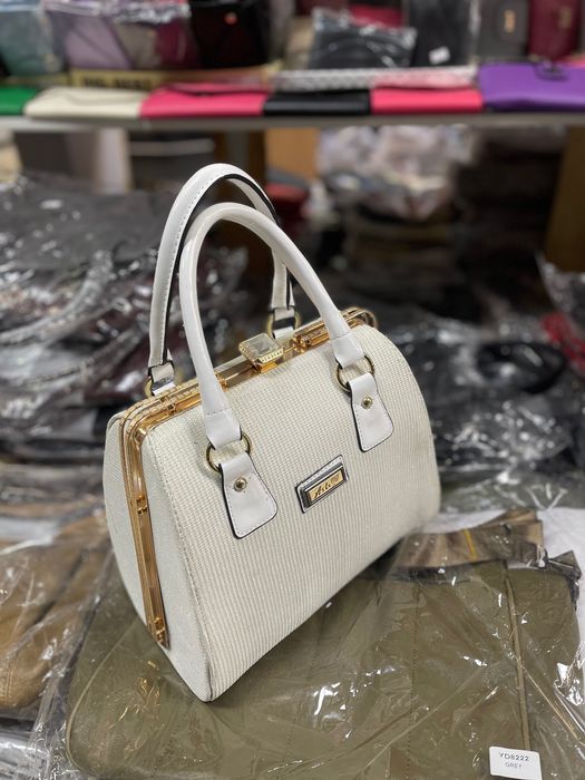 Дамска чанта с блясък, с закопчалка твърда структура – Златно бежово