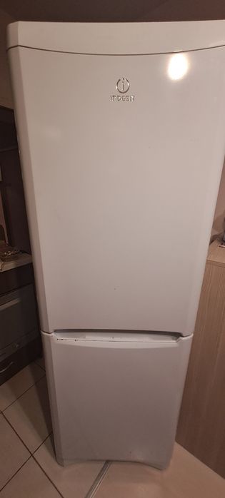 Хладилник с фризер Индезит
