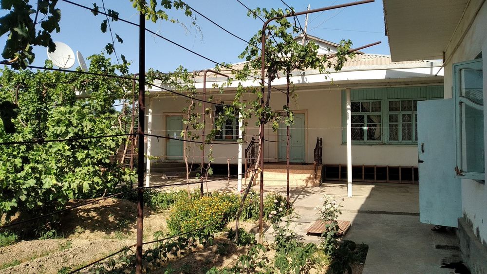 Катта ховлили уй сотилади!