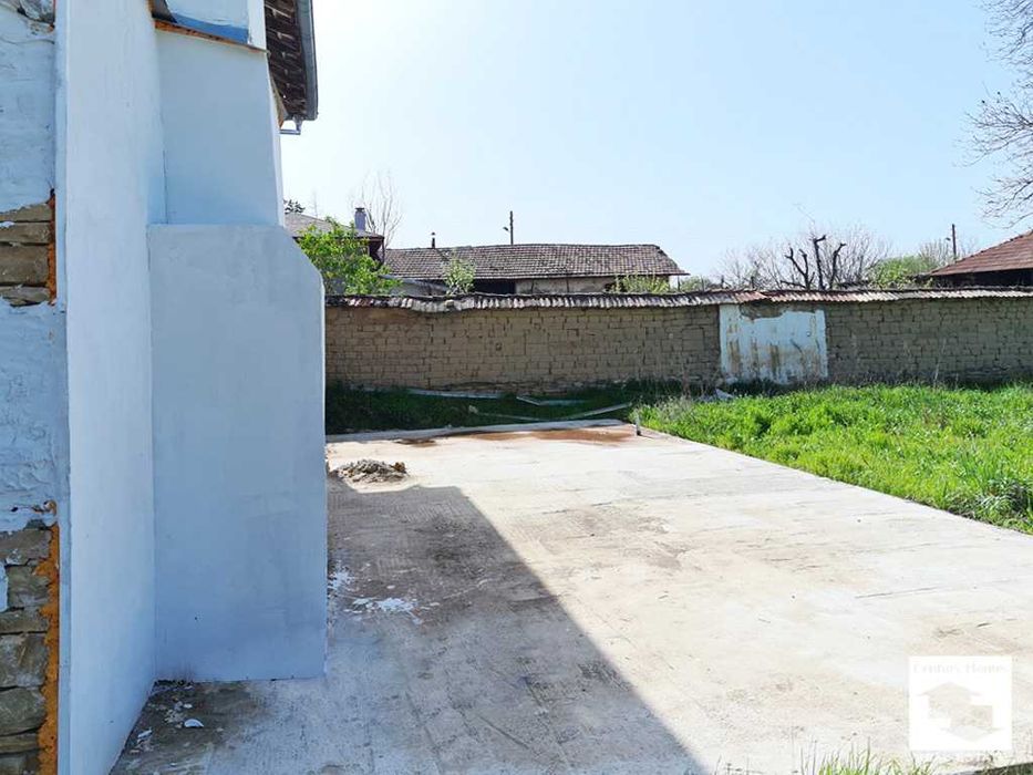 116218 Двуетажна къща с равен двор и стопански постройки в с. Ресен