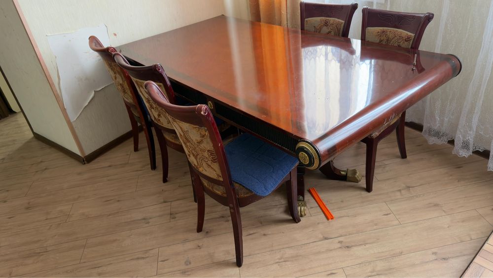 Стол со стульями для гостиной