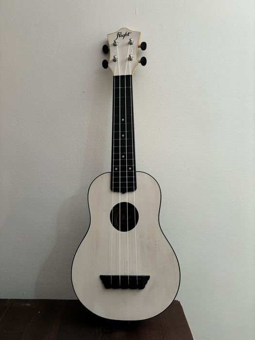 Укулеле FLIGHT в черно-белом цвете