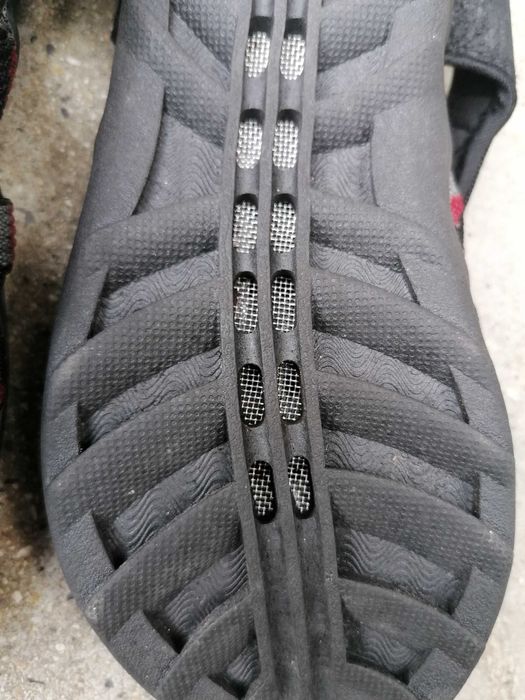 Продавам нови леки дамски сандали с бомбе отпред Fight star