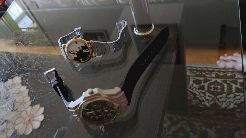 Два броя часовници.Цената е обща.