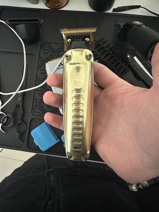 Vand Rovra Voron impreuna cu un trimmer babyliss cu lame noi pe el