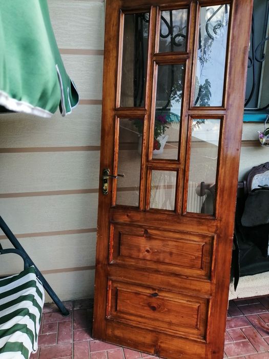 Дверь деревянная.