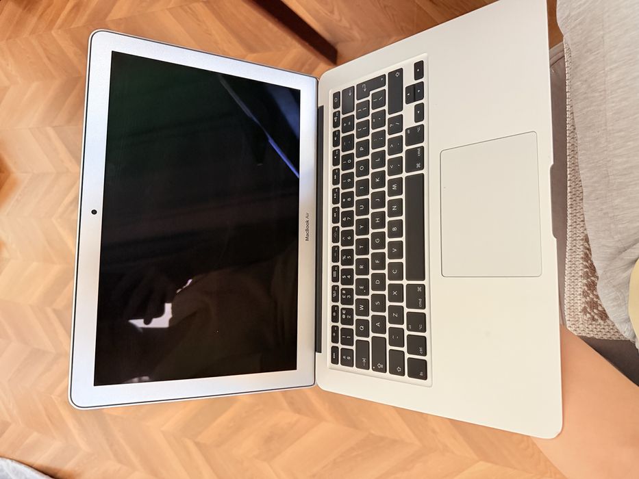 Продам Macbook Air 2017