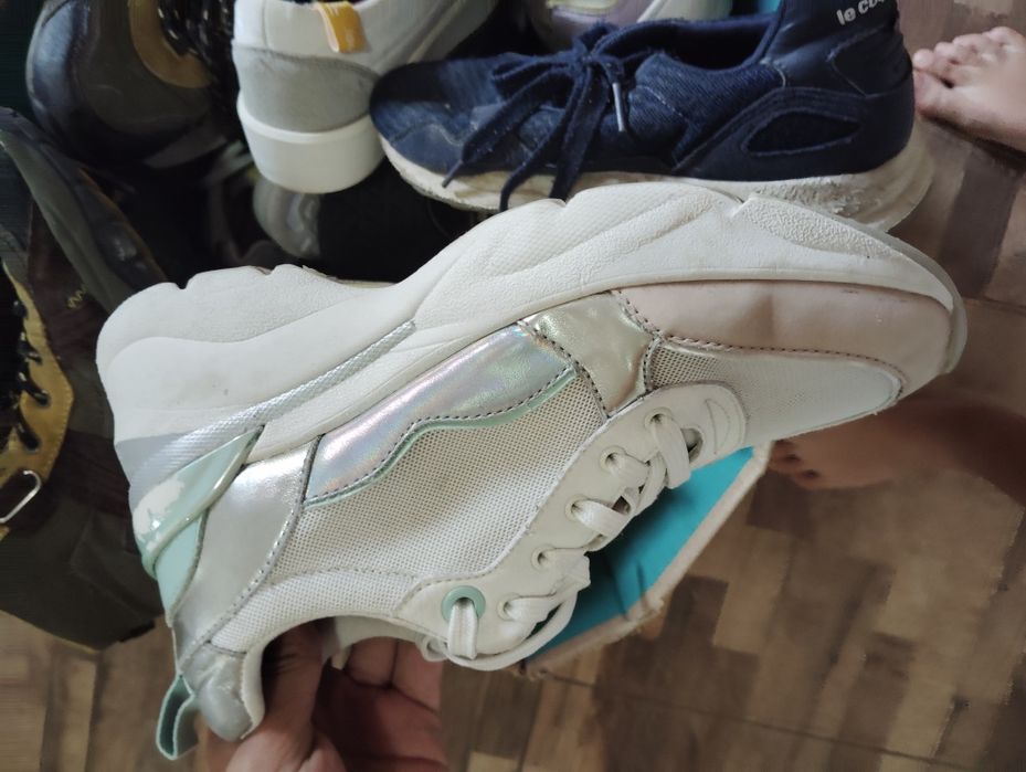 Adidași de vânzare