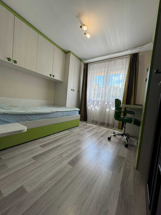 PERSOANĂ FIZICĂ  ---  Vând Apartament cu 3 camere, decomandat, etaj intermediar, 68 mp + acces privat la 100 mp spațiu depozitare