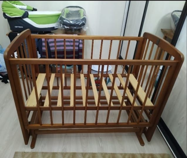 Продам детскую кроватку с мобилем