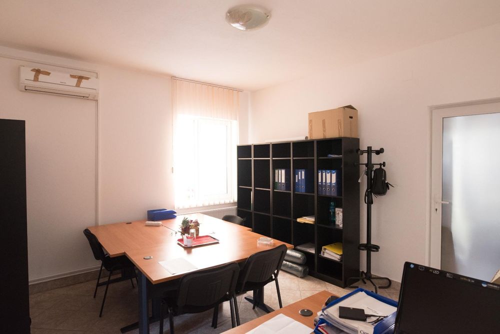 Dau in chirie apartament  la casa doua  camere plus una mica baie debara mobilat pt. birouri,curte acces auto,,ultracentral.