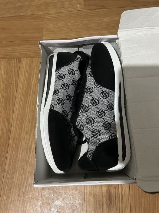 кроссовки новые.