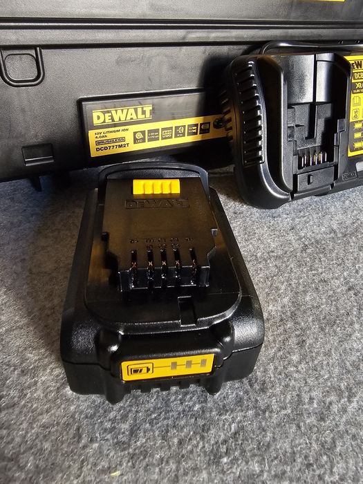 Baterie Dewalt 18V 4Ah  incarcator si cutie