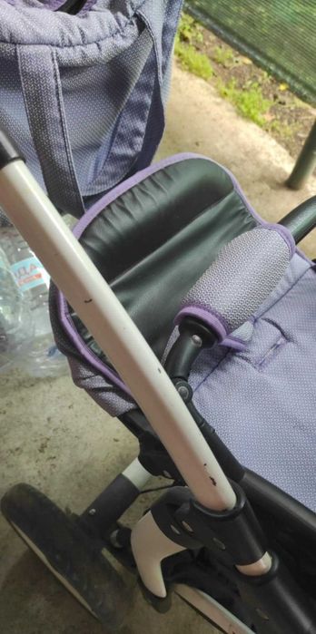 Бебешка количка в бяло и лилаво