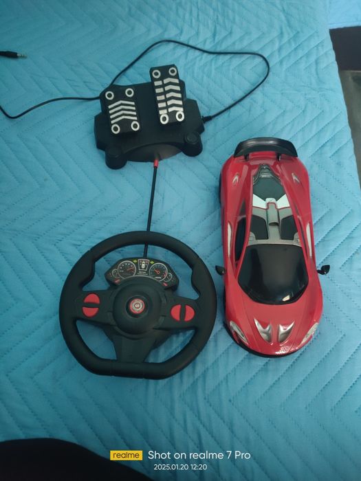 Количка с дистанционно и педали . Като  нова . Почти не използвана.  .