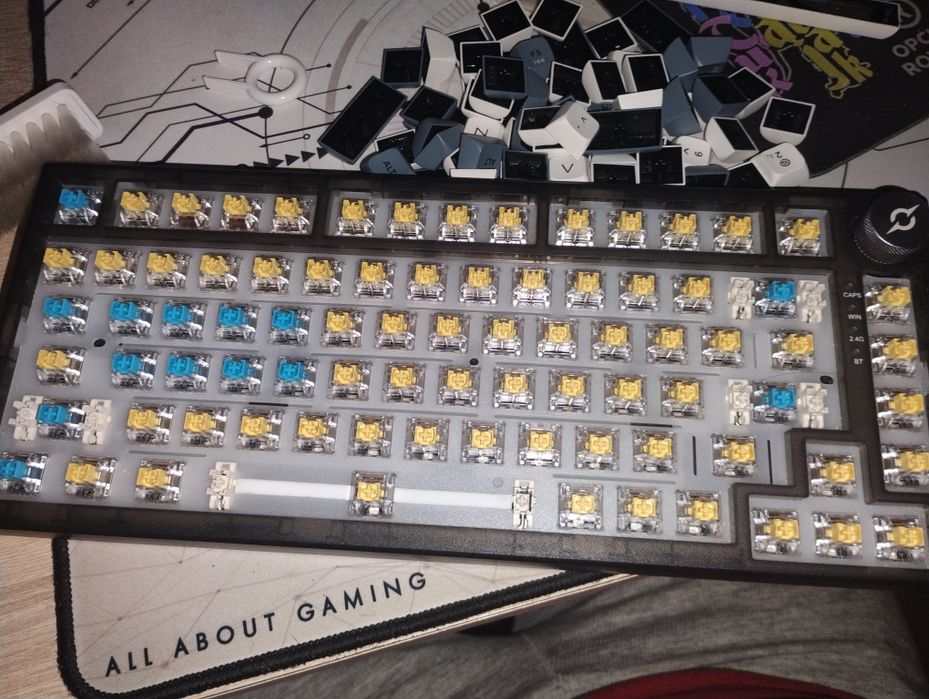 Vând tastatură AQIRYS