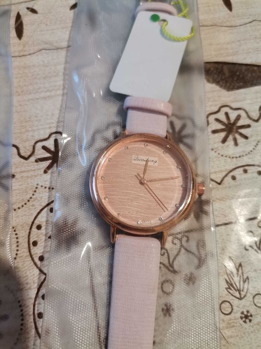Дамски часовник нов красив нежен