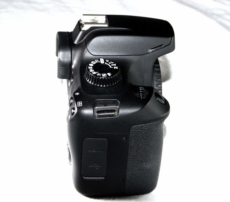 Комплект камера Canon EOS 4000D с обективи