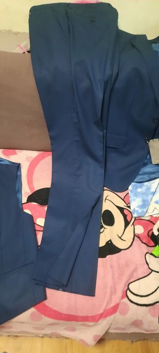 Vand costum barbatesc 3 piese nou cu eticheta