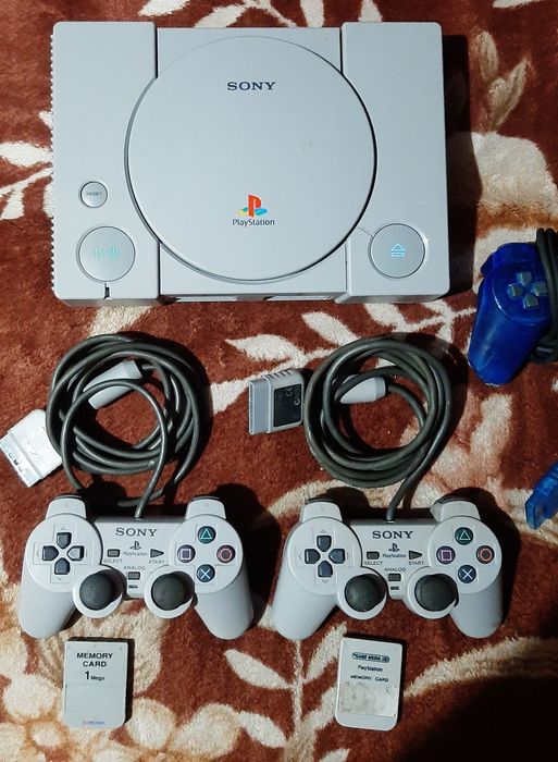 Vând PlayStation 1 complet în stare bună