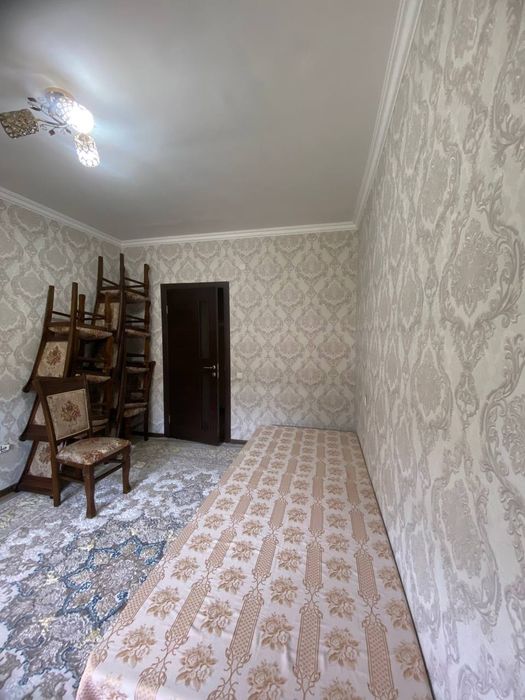 Шкаф для одежды и стол стул на зал