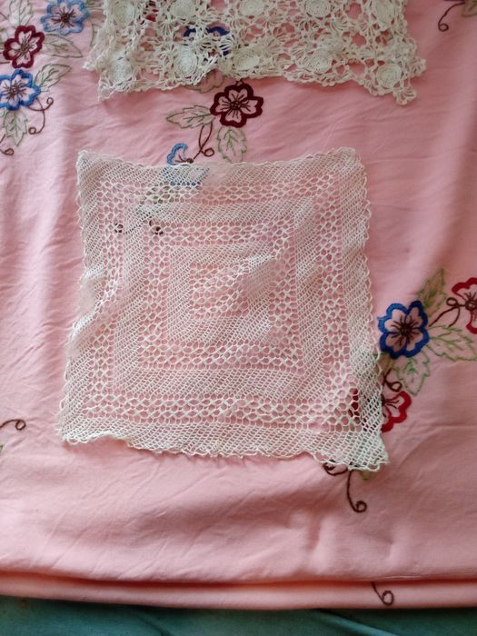 Ръчно бродирана покривка за маса