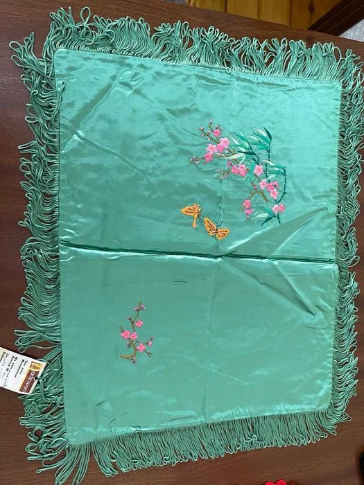 Шелковый комплект с вышивкой (покрывало и две наволочки),  новый