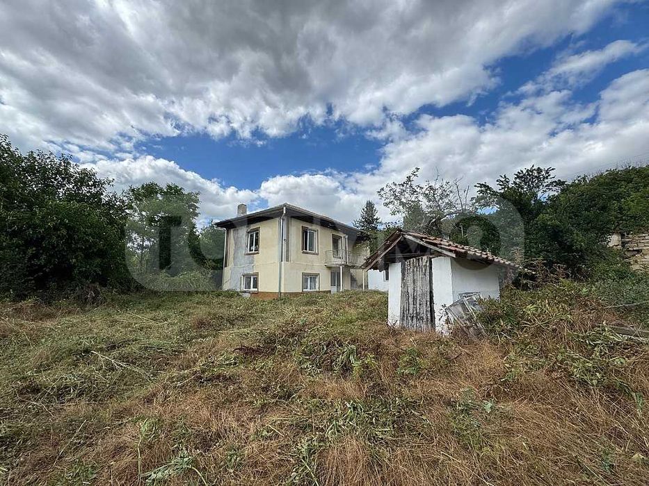 Двуетажна къща в село Копривец