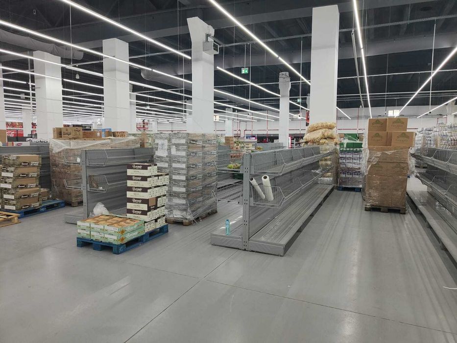 Rafturi magazin supermarket cu cosuri
