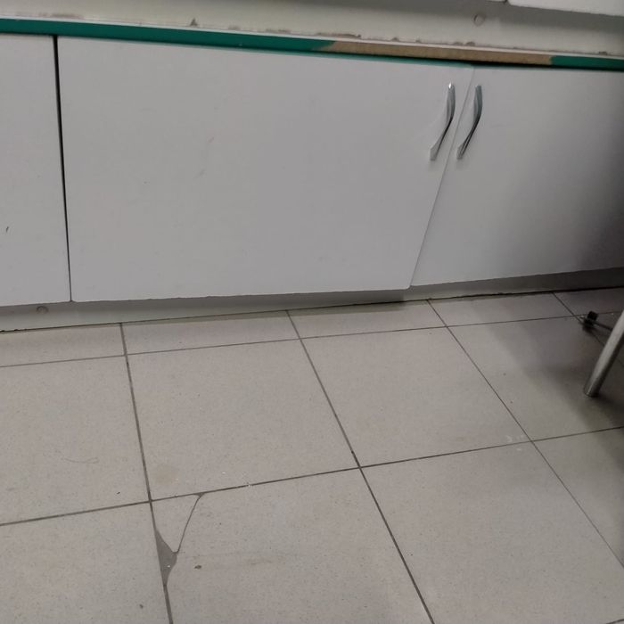 Продам столы кровать и моннкены