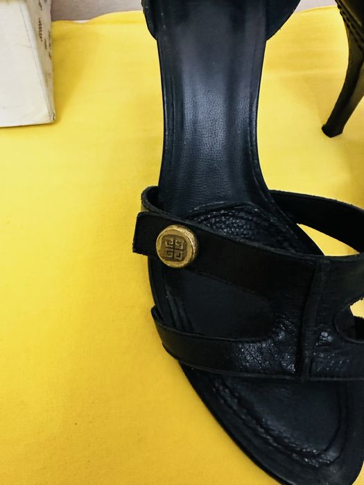 Фирменные туфли (босоножки) 38 размер.GlIVENCHY.