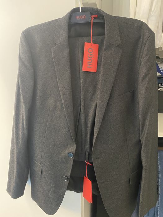 Vand costum hugo boss nou