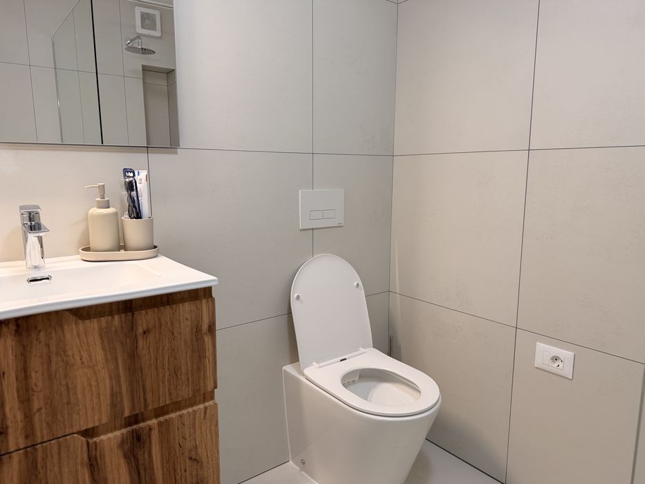 Prima inchiriere | Apartament nou lux 3 camere | 2 dormitoare | 2 băi | Compelt mobilat | Parcare + Garaj + Anexa depozitare