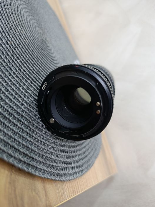 Това е Tokina RMC 80–200mm f/4 – ръчен (manual focus