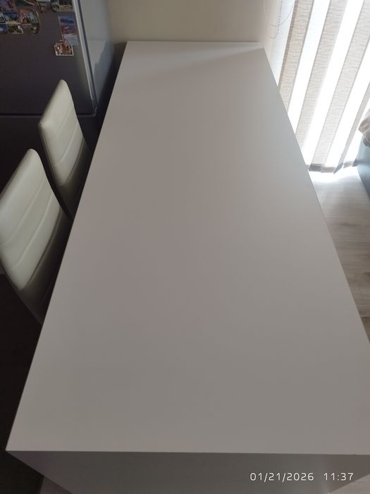 Масивна  дървена маса