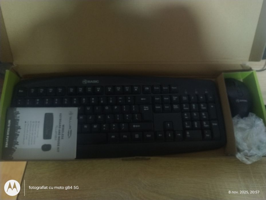 Vând leptop Lenovo G500 i3 seria 3 cu tastatură și maus