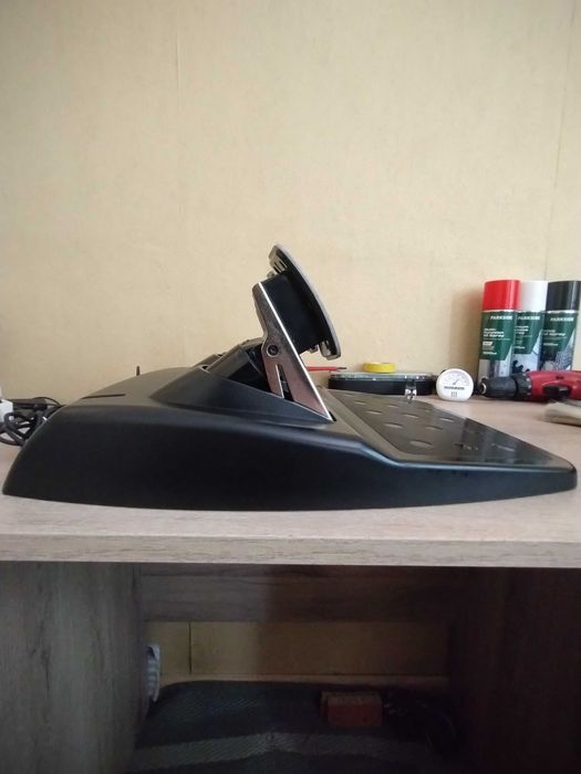 Волан Logitech G923 със скоростен лост и педали