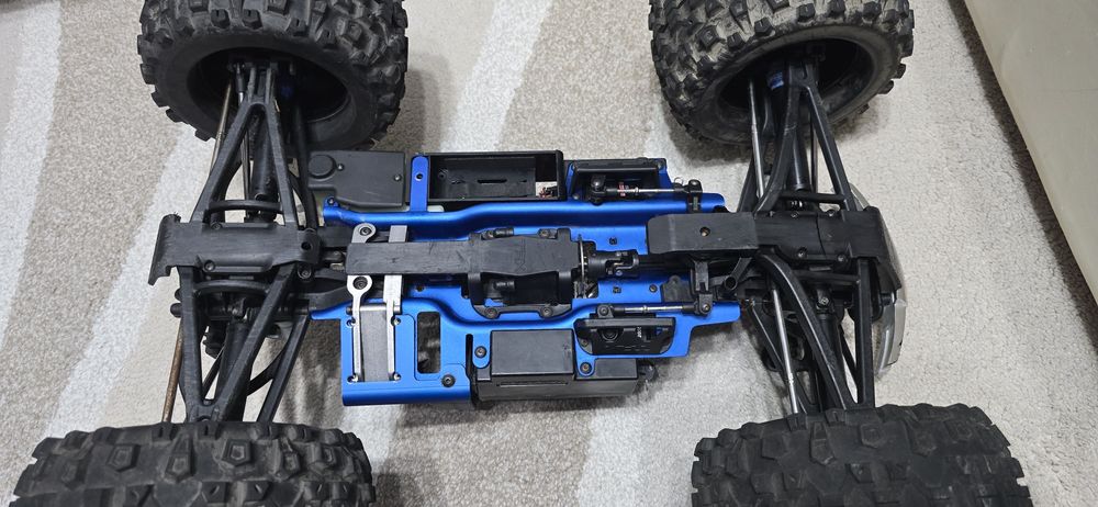 Automodel Traxxas Revo 3.3 roller