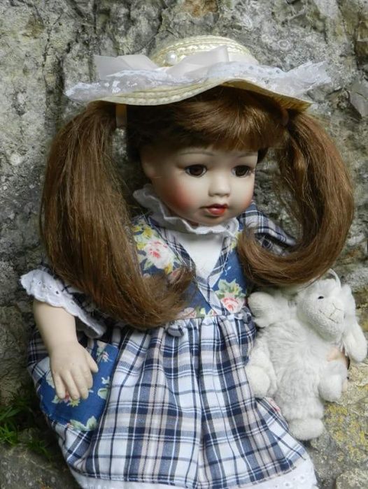 Pret redus, papusica din portelan fin ,grasuna si haioasa.