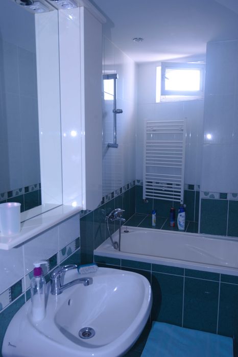 Inchiriez apartament 3 camere la pret de 2