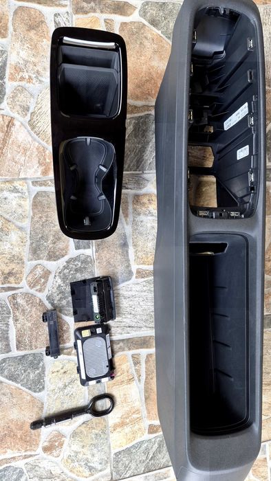 VW ID 3 центр.конзола,инд.зарядно,usb port,cup holder,антена и кука.