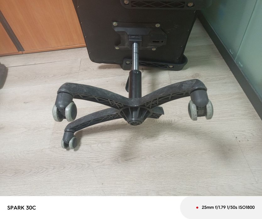 Офисное кресло 2шт. Сломаны у обеих нижние части.