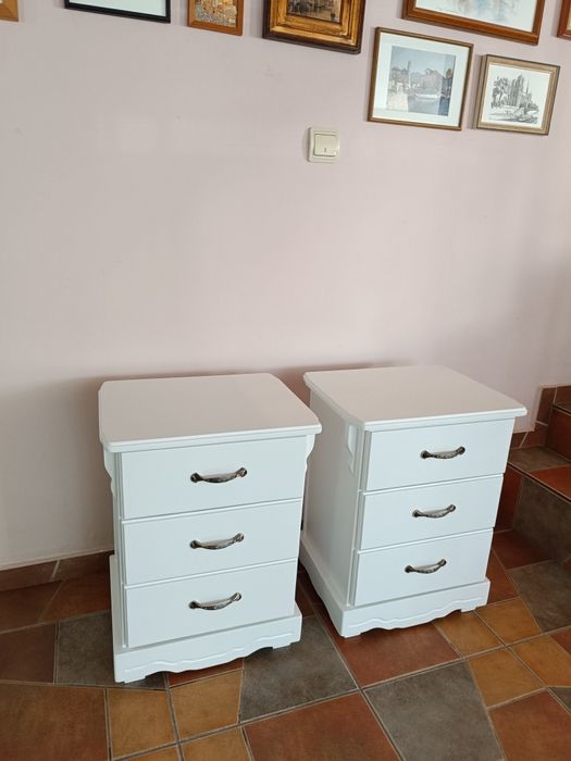 Noptiere model vintage din lemn masiv