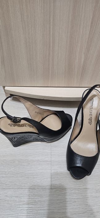 Продам босоножки