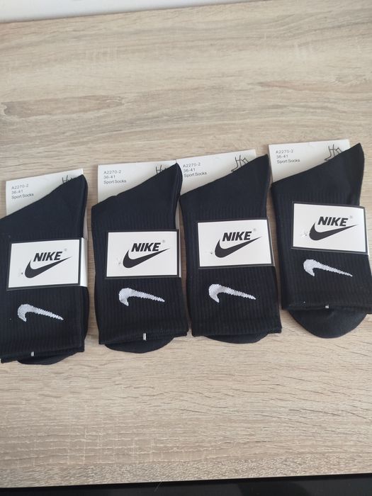 Patru perechi de șosete Nike negre lungi toate mărimile
