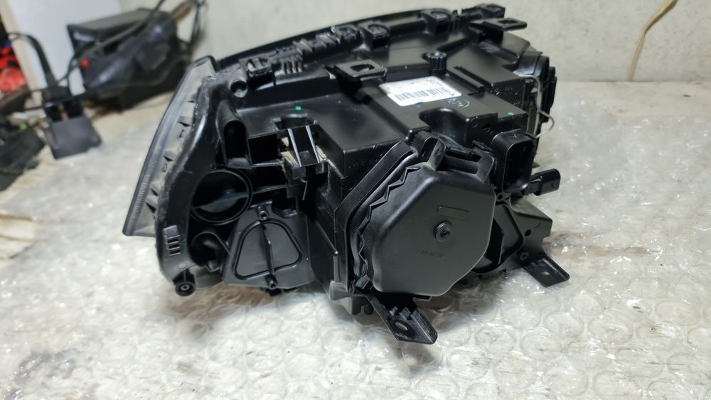 BMW е83 x3 ляв фар биксенон завиващ