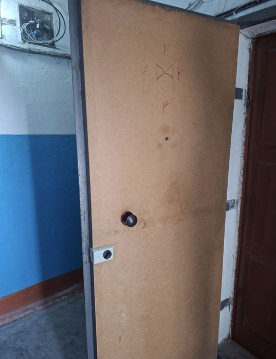 Продам железную дверь