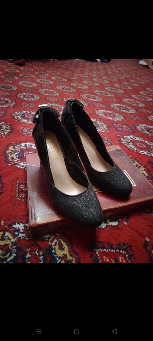 Ayollar uchun oyoq kiyim