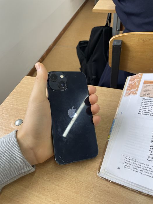 Продам Айфон 13.