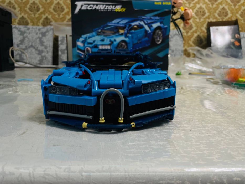 Коллекционная модель Bugatti из конструктора (1408 деталей). Собранный